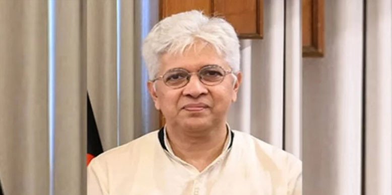 দেশ ছাড়তে গিয়ে বিমানবন্দরে হয়রানির শিকার সাবেক উপদেষ্টা আদিলুর